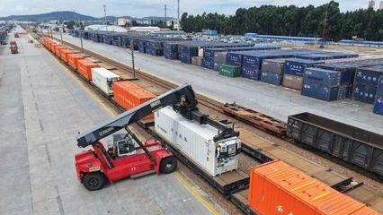 中老(lao)鐵(tie)路貨(huo)物列車開(kai)行突(tu)破(po)6萬(wan)列，國(guo)內(nei)貿(mao)易(yi)代理迎來(lai)新(xin)機(ji)遇(yu)